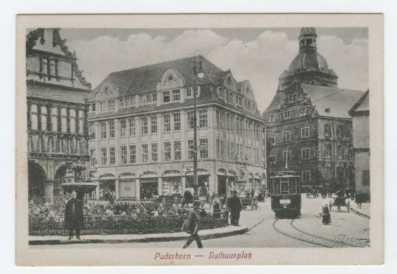 Postkarte mit Ansicht des Paderborner Kaufhauses Steinberg & Grünebaum, Rathausplatz 7;  Undatiert und ungelaufen, um 1914;  Unbekannter Fotograf, Verlag Anton Kleine, Paderborn, Nr. 7697;  Kreismuseum Wewelsburg, Inv. Nr. 10645  